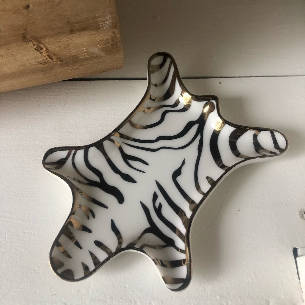 TRI-COASTAL DESIGN GOLD/WHITE ANIMAL RUG DESIGN CERAMIC TRINKET DISH